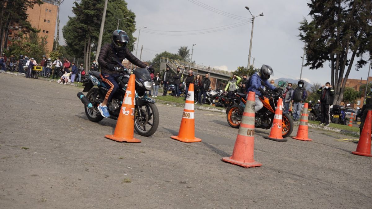 ¡Inscríbase! Cursos gratis de conducción segura para motociclistas 1 ¡Inscríbase! Cursos gratis de conducción segura para motociclistas Si usted es motociclista primíparo o si quiere reforzar sus habilidades para el manejo de estos vehículos de dos ruedas, póngale cuidado a las capacitaciones gratuitas que está ofreciendo la Secretaría de Movilidad y la Policía de Tránsito.