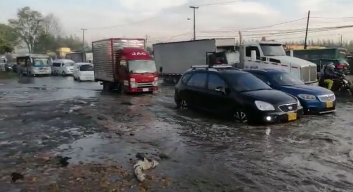 Calle 13 colapsó por inundación provocada por lluvias 6 Calle 13 colapsó por inundación provocada por lluvias Desde tempranas horas de este jueves ciudadanos reportaron que la Calle 13, uno de los principales corredores viales de la ciudad, se encontraba inundada debido a las fuertes lluvias que se registraron anoche en Bogotá, y que debido a ello había un trancón monumental.