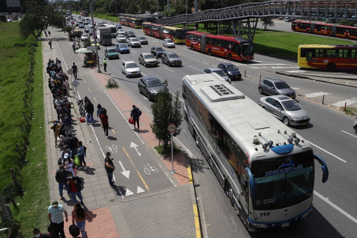 Tenga en cuenta el pico y placa para este jueves 1 Tenga en cuenta el pico y placa para este jueves Tras el cambio en el pico y placa, los horarios y restricciones para todos los automóviles particulares de Bogotá, Q’HUBO le cuenta cuándo puede sacar su vehículo y a qué hora hacerlo.
