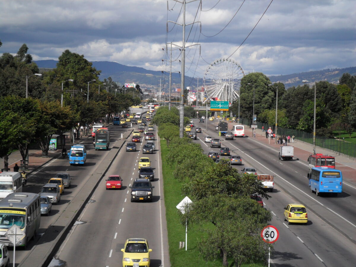 Entérese del pico y placa para hoy 4 de abril 1 Entérese del pico y placa para hoy 4 de abril Tras el cambio en el pico y placa, los horarios y restricciones para todos los automóviles particulares de Bogotá, Q’HUBO le cuenta cuándo puede sacar su vehículo y a qué hora hacerlo.