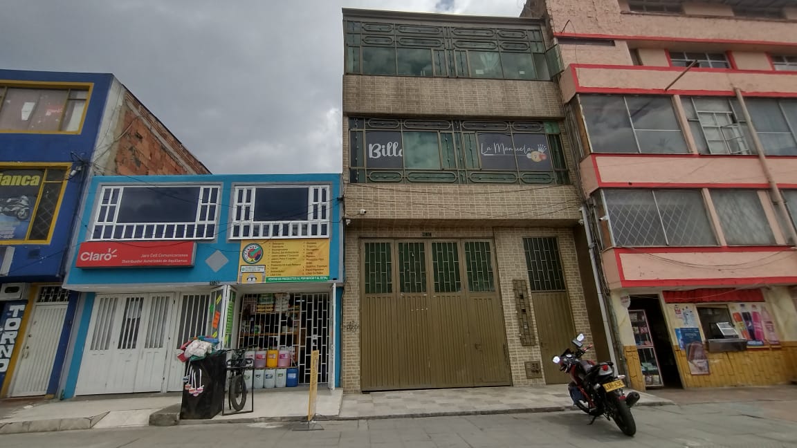 Balean a mujer dentro de un local 1 Balean a mujer dentro de un local Mientras una mujer permanecía sentada junto a un hombre al interior de un establecimiento comercial, un misterioso sujeto ingresó al local haciéndose pasar por cliente, se acercó a ella y sin mediar palabra le disparó en el rostro. Luego salió corriendo sin ser capturado por las autoridades.