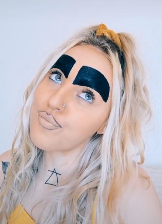 Es víctima de acoso por el exótico estilo de sus cejas 1 Es víctima de acoso por el exótico estilo de sus cejas Las redes sociales se han prestado para que los usuarios, ocultándose detrás de un computador, lancen ataques a las personas, ya sea por una situación específica o simplemente por su apariencia física. En Reino Unido una joven de 27 años asegura que debido al exótico estilo de sus cejas sufre de bullying.