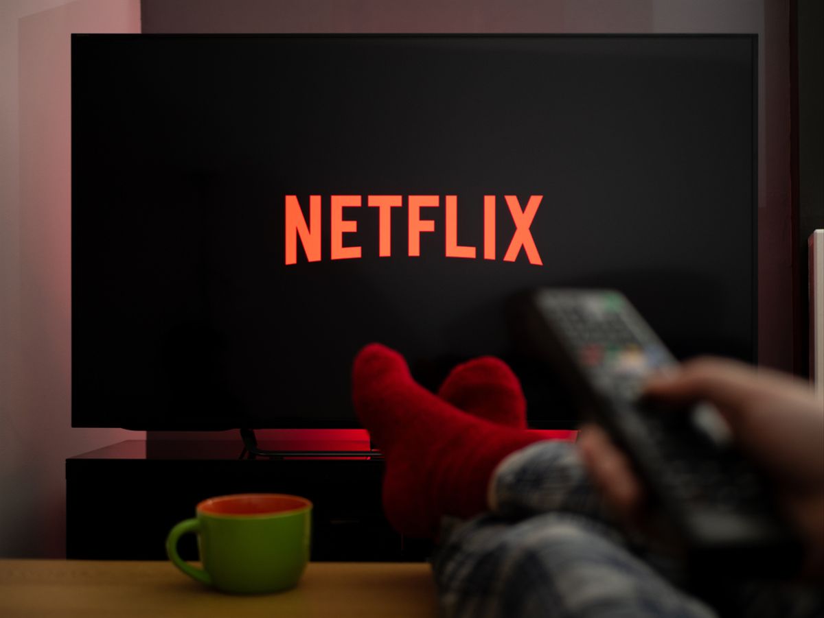 ¡Ojo! Netflix cobrará por compartir las cuentas con externos al hogar 2 ¡Ojo! Netflix cobrará por compartir las cuentas con externos al hogar Es muy común que las cuentas de Netflix se compartan entre familia, amigos o parejas para poder disfrutar el amplio servicio que ofrece esta plataforma de videos en 'streaming', sin embargo, en las últimas horas se anunció que por esta práctica se hará un cobro adicional, si se hace con alguien que viva fuera del hogar.