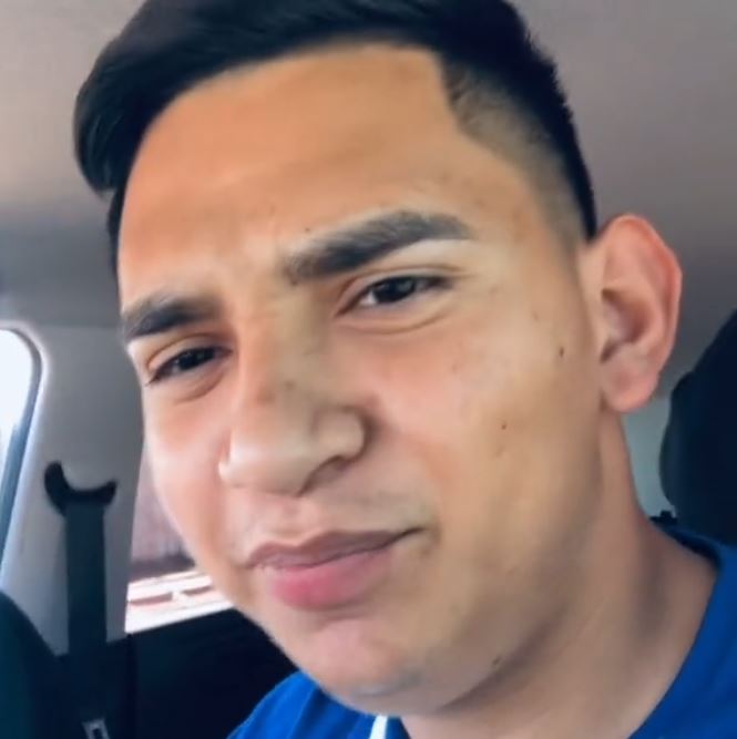 ¡Qué despistado! Llevó a su sobrino a estudiar un sábado 1 ¡Qué despistado! Llevó a su sobrino a estudiar un sábado En las redes sociales se ha hecho viral la historia de un tío que llevó a su sobrino a estudiar un sábado, día en que, obviamente, no tenía clases. El hombre compartió lo sucedido en su cuenta de TikTok y de inmediato se ganó el título de 'Tío distraído'.