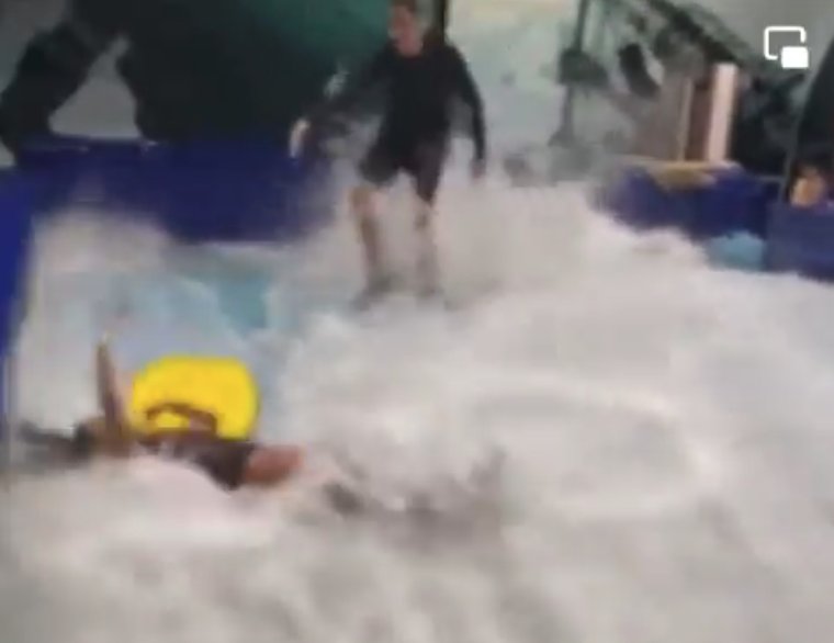 Niña casi pierde la vida en atracción de centro comercial en Medellín Ahí llegó el momento más tensionante porque el cabello de la niña quedó atascado mientras el agua la cubría. El trabajador, de inmediato, la auxilió, pero solo pudieron ponerla a salvo momentos después cuando otras personas reaccionaron y pudieron cortarle el pelo para rescatarla.