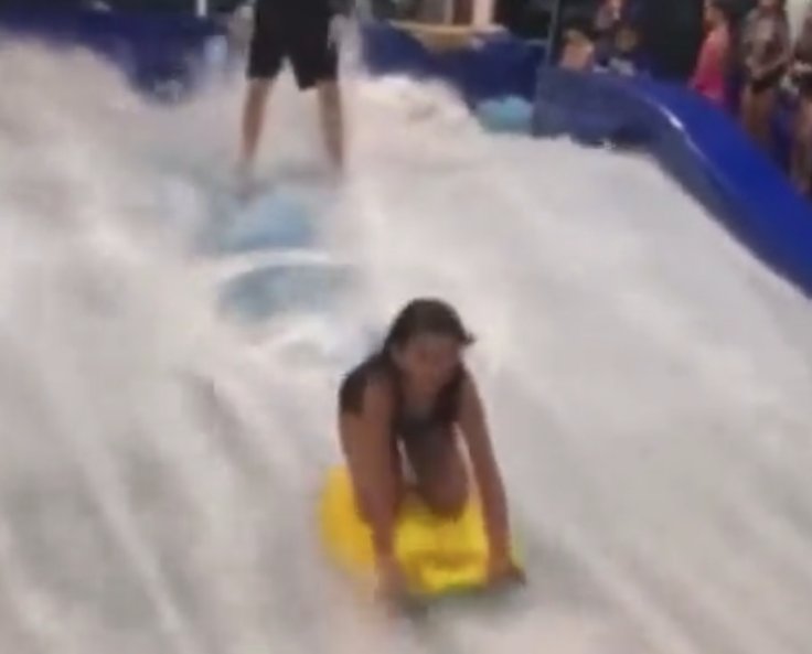 Niña casi pierde la vida en atracción de centro comercial en Medellín Ahí llegó el momento más tensionante porque el cabello de la niña quedó atascado mientras el agua la cubría. El trabajador, de inmediato, la auxilió, pero solo pudieron ponerla a salvo momentos después cuando otras personas reaccionaron y pudieron cortarle el pelo para rescatarla.