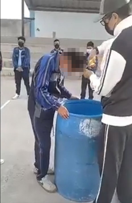 EN VIDEO: Profesor le corta el cabello a alumnos para 'disciplinarlos' En las redes sociales se ha difundido de manera viral el video de un profesor en Ecuador, que tiene una polémica forma de 'disciplinar' a sus alumnos, pues el hombre les corta el cabello.