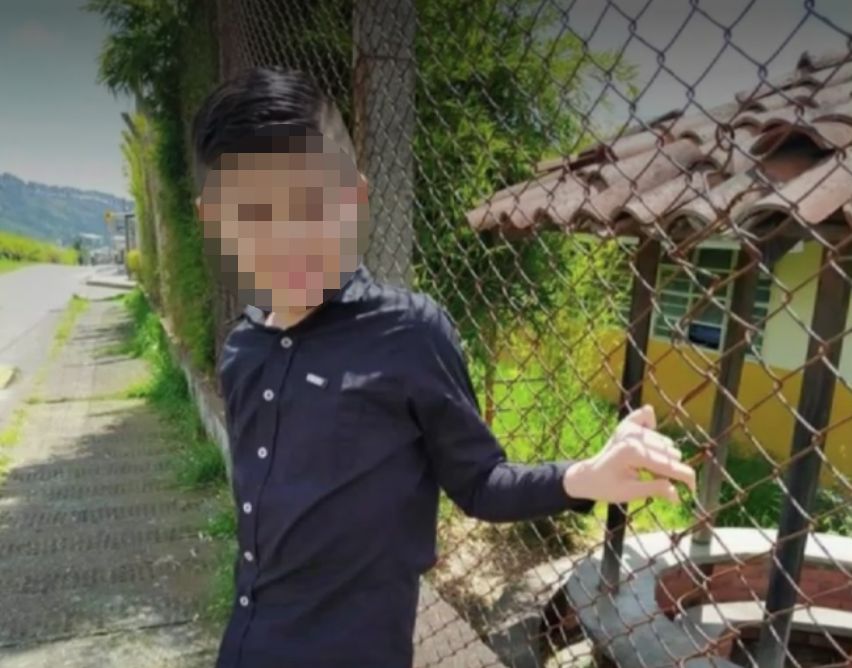 Niño de 11 años era víctima de bullying y murió por un golpe en la cabeza Juan Martín Garzón, un estudiante de tan solo 11 años que cursaba grado sexto en la institución San Pío X, de Manizales, falleció este 16 de marzo luego de estar hospitalizado por recibir un fuerte golpe en la cabeza con una puerta, al parecer por parte de algunos compañeros que le hacían bullying.