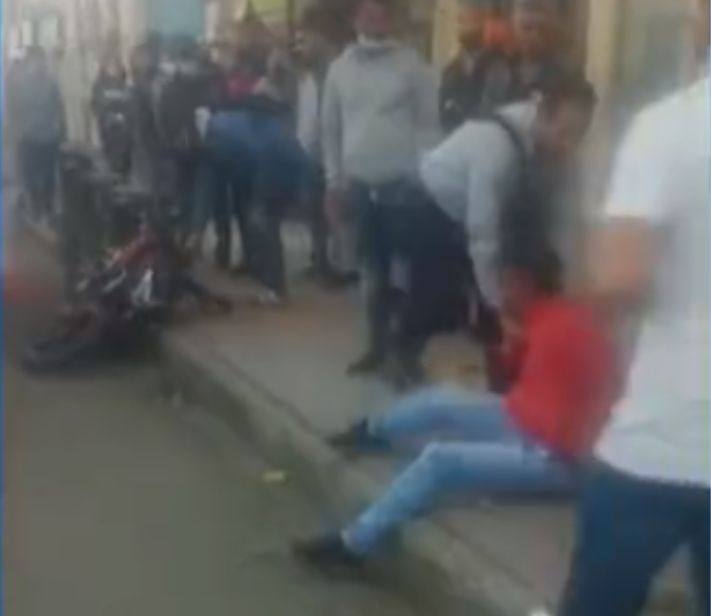 EN VIDEO: A pillo le dieron 'paloterapia' y hasta le quemaron la moto en Engativá 1 EN VIDEO: A pillo le dieron 'paloterapia' y hasta le quemaron la moto en Engativá Después de que un joven de 25 años protagonizara un hurto a una señora que transitaba en el barrio Villas de Granada, de la localidad de Engativá, varios residentes y comerciante del sector le aplicaron la clásica 'paloterapia'.