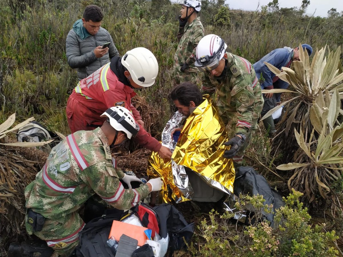 A punta de orines y ejercicio nocturno sobrevivió 17 días en el páramo La tarde del 19 de febrero, Jeshua Kaslo, de 49 años, se encontraba en una expedición con sus amigos y familiares en el páramo Pan de Arroz, ubicado en una zona montañosa entre Guatavita y Gachetá. Sobre las 4 de la tarde, el artista y productor audiovisual, se fue a buscar un dron que se le había caído. Pero Jeshua nunca volvió. Esa noche no apareció a pesar de las intensas búsquedas.