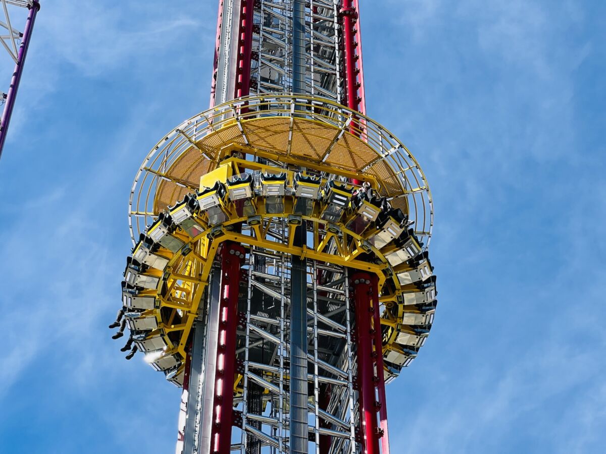 ¡Tragedia! Menor muere al caer de atracción en parque de diversiones 4 ¡Tragedia! Menor muere al caer de atracción en parque de diversiones En el parque de diversiones ICON, en Orlando, Florida (EE. UU.), este jueves (24 de marzo) en la noche un menor de 14 años de edad perdió la vida después de caer de una atracción temática del lugar.
