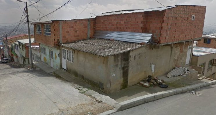 De tres tiros mataron al 'Pecas' en Ciudad Bolívar En la tarde de ayer, un descarado asesinato fue perpetrado en la localidad de Ciudad Bolívar, rompiendo la buena racha que venía teniendo la localidad en materia de homicidios. Una vez más, la criminalidad de uno de los sectores críticos se le cobró la vida, esta vez, a un joven de 28 años de edad.