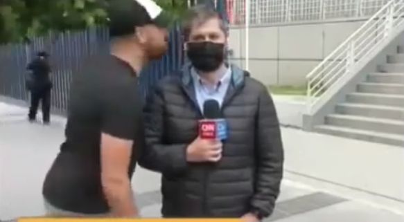 EN VIDEO: Hombre acosó a periodista cuando hacía reporte en vivo 5 EN VIDEO: Hombre acosó a periodista cuando hacía reporte en vivo A través de las redes sociales se ha difundido un video donde se ve cuando un hombre se acerca a un periodista y lo acosa, al punto de manosearlo en frente de las cámaras, justo cuando estaba transmitiendo en vivo para un noticiero chileno. El hecho ha generado indignación.