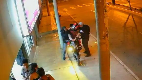 Ladrón mató a su compinche por accidente en medio de un hurto 1 Ladrón mató a su compinche por accidente en medio de un hurto El ladrón que porta el arma golpea con su cacha en la cabeza a la víctima, pero se le escapa un tiro que impactó en su compinche. La bala que ingresó por el ojo izquierdo del delincuente hizo que este perdiera la vida instantáneamente.