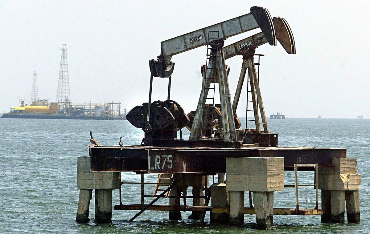 EE.UU. estudia permitir que Venezuela exporte petróleo para perjudicar a Rusia 2 EE.UU. estudia permitir que Venezuela exporte petróleo para perjudicar a Rusia El Gobierno de Estados Unidos tiene sobre la mesa una posible reducción de las sanciones a Venezuela que permitiría a este país, entre otras cosas, producir más petróleo y venderlo en el mercado internacional, con el objetivo indirecto de aislar más a Rusia tras la ofensiva militar lanzada en Ucrania.