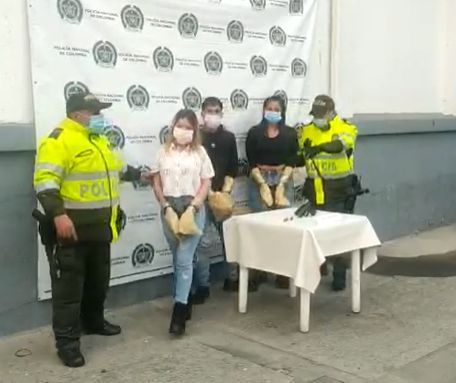 Cogieron a dos mujeres y un hombre por homicidio en Los Mártires 1 Cogieron a dos mujeres y un hombre por homicidio en Los Mártires Dos mujeres y un hombre, de nacionalidad venezolana, fueron capturados en las últimas horas en la localidad de Los Mártires, señalados de haber cometido un homicidio. Adicional, presentaban anotaciones por hurto agravado.