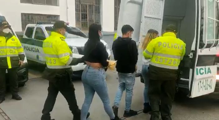 Cogieron a dos mujeres y un hombre por homicidio en Los Mártires 8 Cogieron a dos mujeres y un hombre por homicidio en Los Mártires Dos mujeres y un hombre, de nacionalidad venezolana, fueron capturados en las últimas horas en la localidad de Los Mártires, señalados de haber cometido un homicidio. Adicional, presentaban anotaciones por hurto agravado.