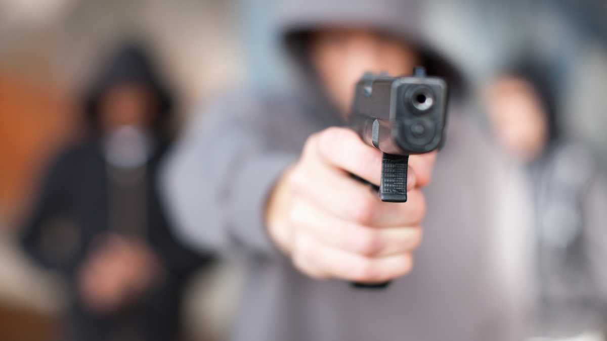 Riña en bar dejó mesero baleado en San Mateo La noche del viernes en un sector de rumba ubicado en el barrio San Mateo, en el vecino municipio de Soacha, se presentó un grave incidente al interior de uno de los bares de la zona. En medio de la fiesta, cerca de las 8 de la noche se generó una discusión al interior del establecimiento comercial.