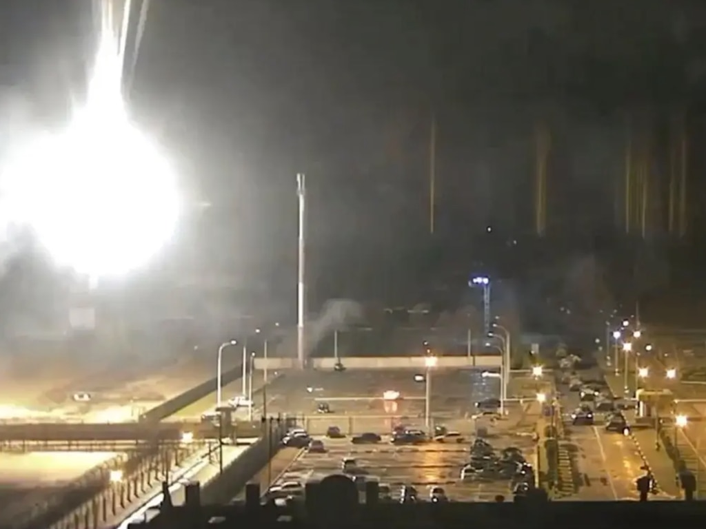 Rusia bombardea y se toma la central nuclear más grande de Europa La central nuclear de Zaporiyia (Ucrania), que sufrió un incendio y fue tomada por el Ejército ruso, es la más grande de Europa y una de las mayores del mundo.