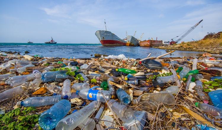 Colombia y líderes mundiales acuerdan acabar con la contaminación por plásticos 1 Colombia y líderes mundiales acuerdan acabar con la contaminación por plásticos Carlos Eduardo Correa, ministro de Ambiente y Desarrollo Sostenible de Colombia, expresó que “es hora de actuar ya por la naturaleza, por eso, aplaudimos que los países que estamos hoy aquí hayamos llegado a un acuerdo para construir entre todos un tratado mundial para reglamentar el uso de plástico”.