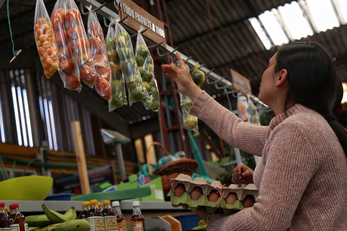 Conozca los producto que bajarán de precio Con el fin de mitigar los impactos económicos provocados por la inflación y la pandemia, el Gobierno hizo oficial la reducción de los impuestos (aranceles) de más de 165 productos durante los próximos 6 meses.