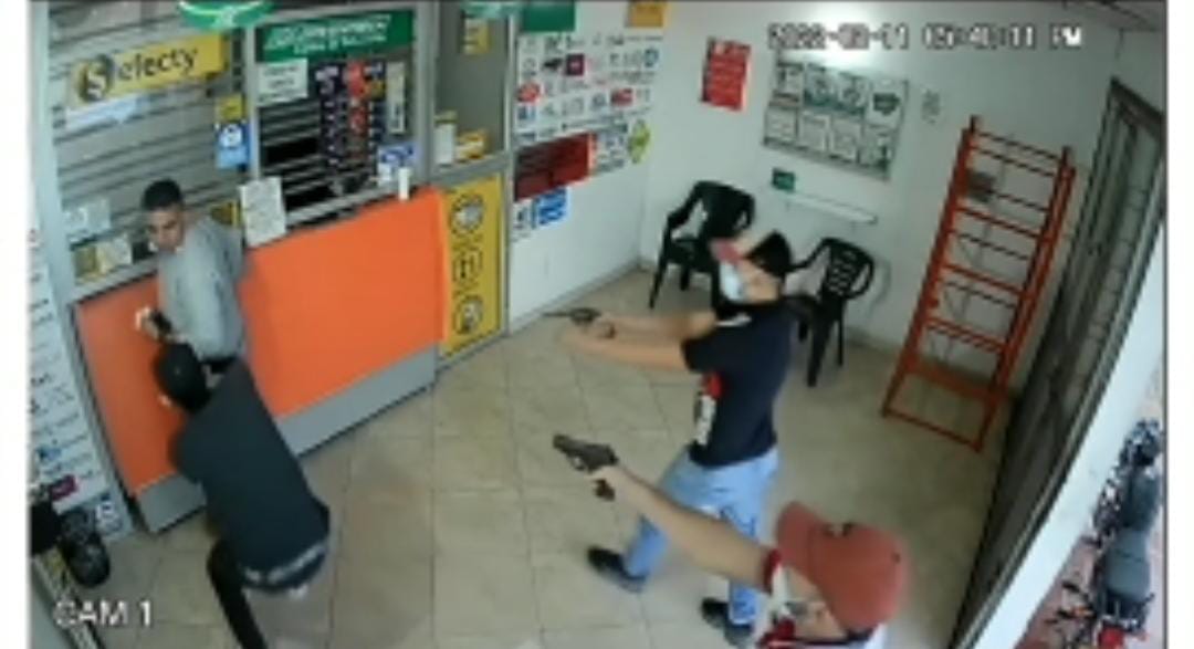 EN VIDEO: Pillos asesinan a policía que no se dejó robar una camioneta En video quedó registrado el momento en que asesinan al policía Carlos Daniel Castro, este viernes cuando se opone a que le roben una camioneta propiedad de un congresista. El hecho sucedió sobre la autopista internacional San Antonio, Norte de Santander. 