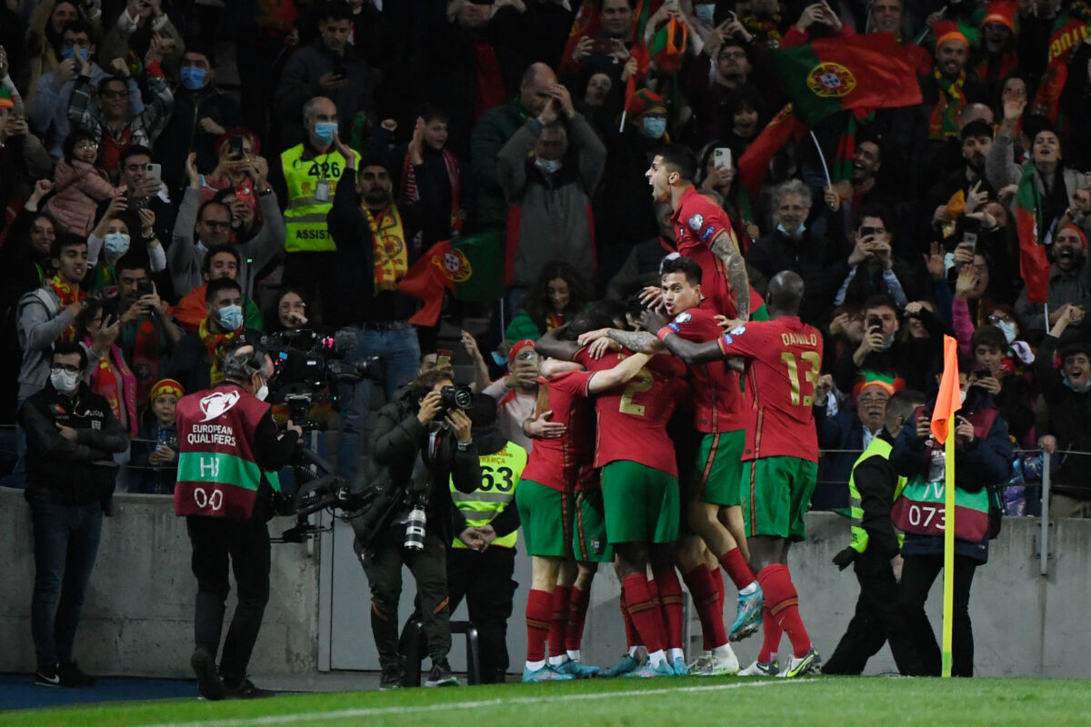 Otro crack en el Mundial: ¡Cristiano clasificó con Portugal! 2 Otro crack en el Mundial: ¡Cristiano clasificó con Portugal! Los amantes del fútbol pueden estar tranquilos. Los dos futbolistas más importantes del mundo jugarán el Mundial de Catar: Lionel Messi, con Argentina, y Cristiano Ronaldo, con Portugal. Este martes el atacante del Manchester United clasificó con los lusos, luego de vencer 2-0 a Macedonia, en el repechaje.