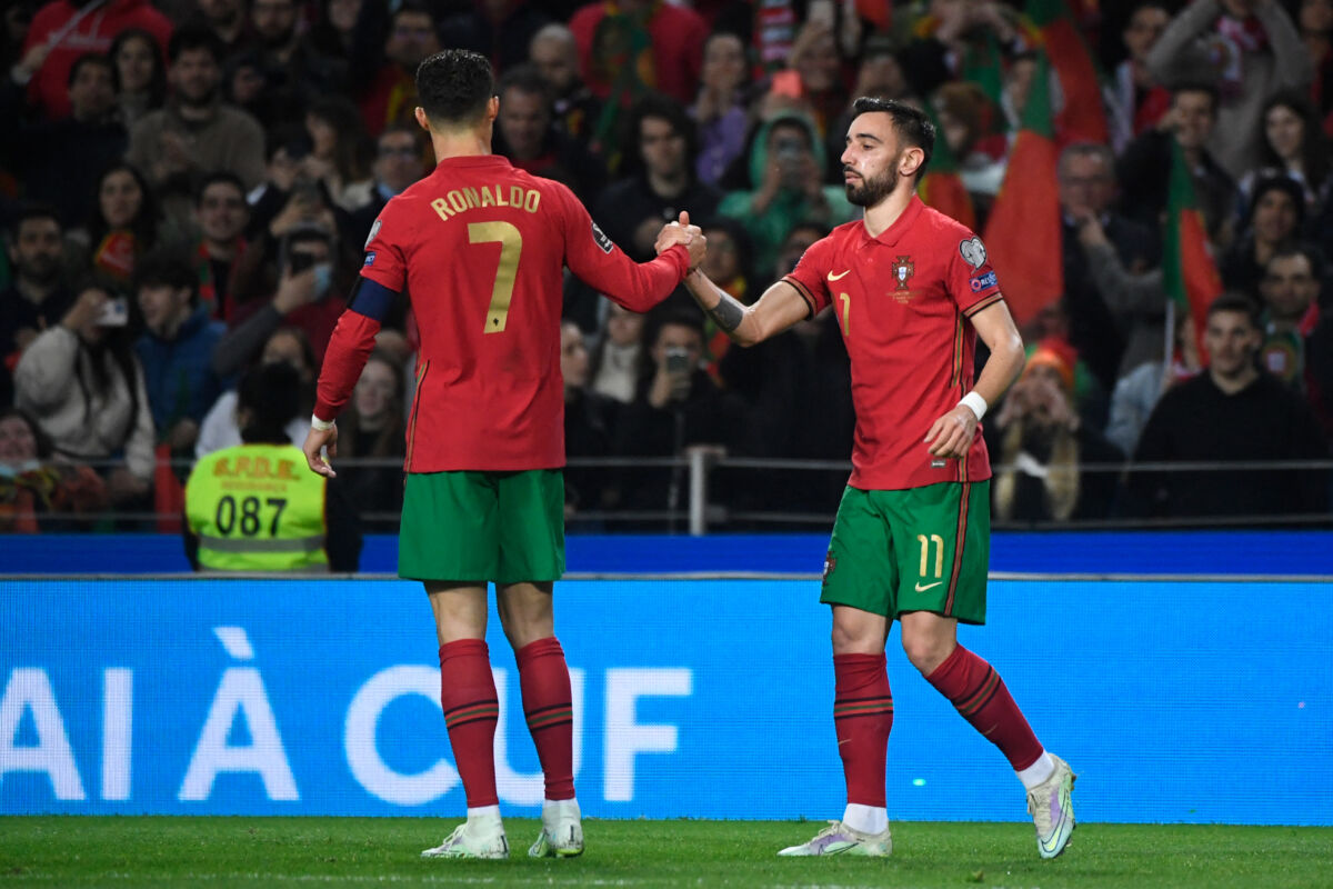 Otro crack en el Mundial: ¡Cristiano clasificó con Portugal! 1 Otro crack en el Mundial: ¡Cristiano clasificó con Portugal! Los amantes del fútbol pueden estar tranquilos. Los dos futbolistas más importantes del mundo jugarán el Mundial de Catar: Lionel Messi, con Argentina, y Cristiano Ronaldo, con Portugal. Este martes el atacante del Manchester United clasificó con los lusos, luego de vencer 2-0 a Macedonia, en el repechaje.