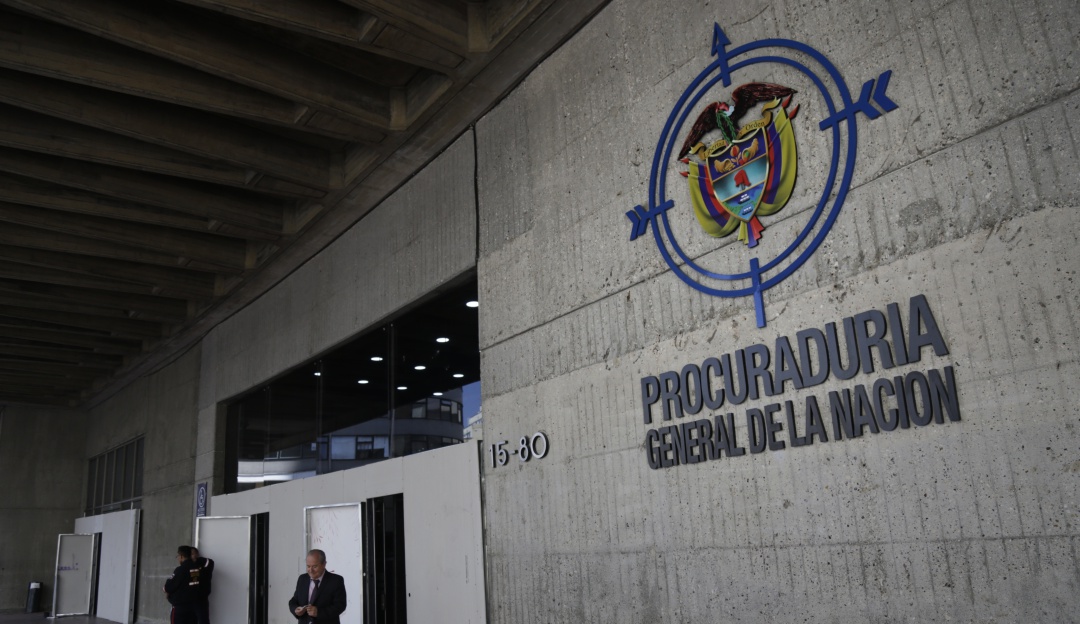 Procuraduría suspende otros dos alcaldes por presunta participación en política 2 Procuraduría suspende otros dos alcaldes por presunta participación en política La Procuraduría General de la Nación anunció este jueves nuevas medidas frente a los posibles casos de participación en política de los funcionarios públicos, al abrir investigación disciplinaria a siete alcaldes del país, dos de ellos con suspensión de tres meses.