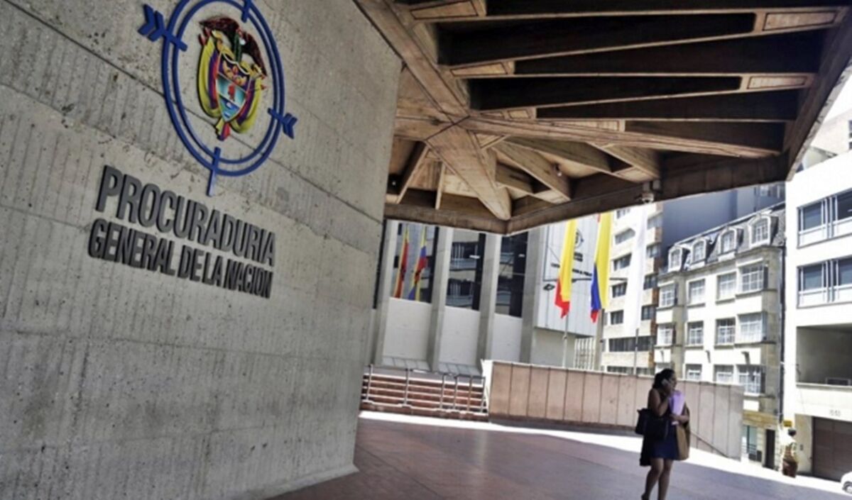 Procuraduría suspende otros dos alcaldes por presunta participación en política La Procuraduría General de la Nación anunció este jueves nuevas medidas frente a los posibles casos de participación en política de los funcionarios públicos, al abrir investigación disciplinaria a siete alcaldes del país, dos de ellos con suspensión de tres meses.