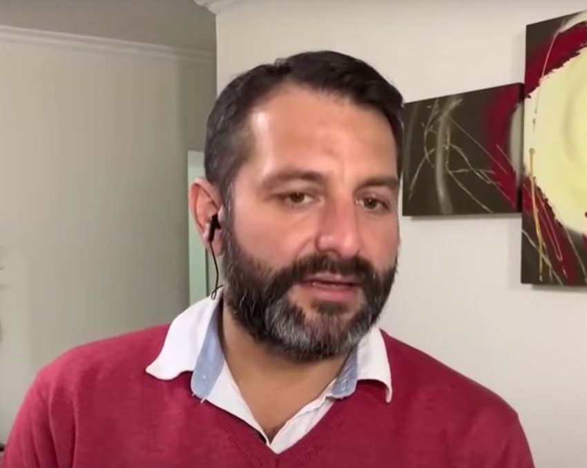 Exalumno le ofreció excusas a su profesor por haberlo intentado robar 9 Exalumno le ofreció excusas a su profesor por haberlo intentado robar Con profunda tristeza un profesor de ciencias políticas le contó a Telemundo que uno de sus exalumnos lo abordó un día en la calle e intentó hurtarle sus pertenencias. El joven, tras percatarse de que la víctima era su profesor, le ofreció disculpas.