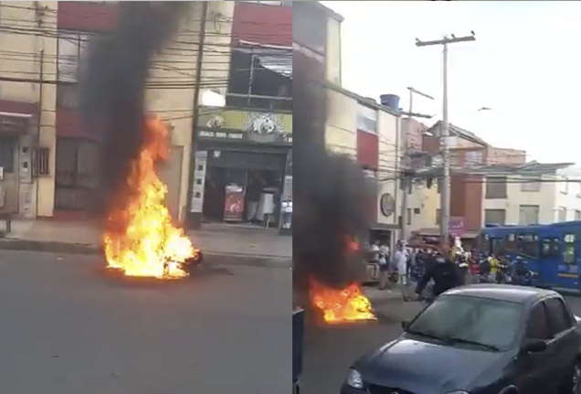 EN VIDEO: A pillo le dieron 'paloterapia' y hasta le quemaron la moto en Engativá Después de que un joven de 25 años protagonizara un hurto a una señora que transitaba en el barrio Villas de Granada, de la localidad de Engativá, varios residentes y comerciante del sector le aplicaron la clásica 'paloterapia'.