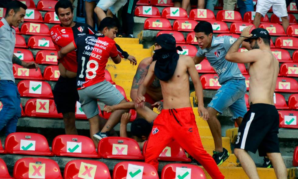 Capturan a diez señalados por violencia en partido de fútbol en México Los jugadores y el técnico ayudaron a algunos aficionados del Atlas a resguardarse en el vestidor de los ataques de los hinchas locales.