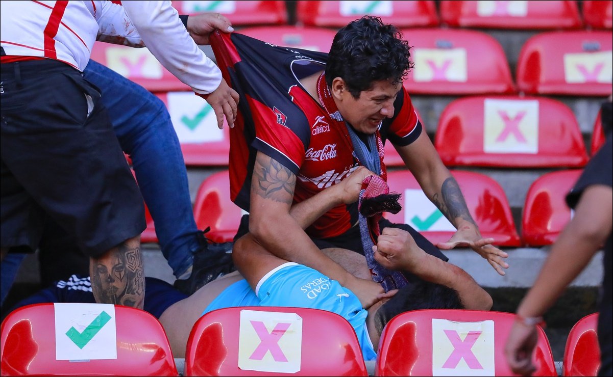 Capturan a diez señalados por violencia en partido de fútbol en México Los jugadores y el técnico ayudaron a algunos aficionados del Atlas a resguardarse en el vestidor de los ataques de los hinchas locales.