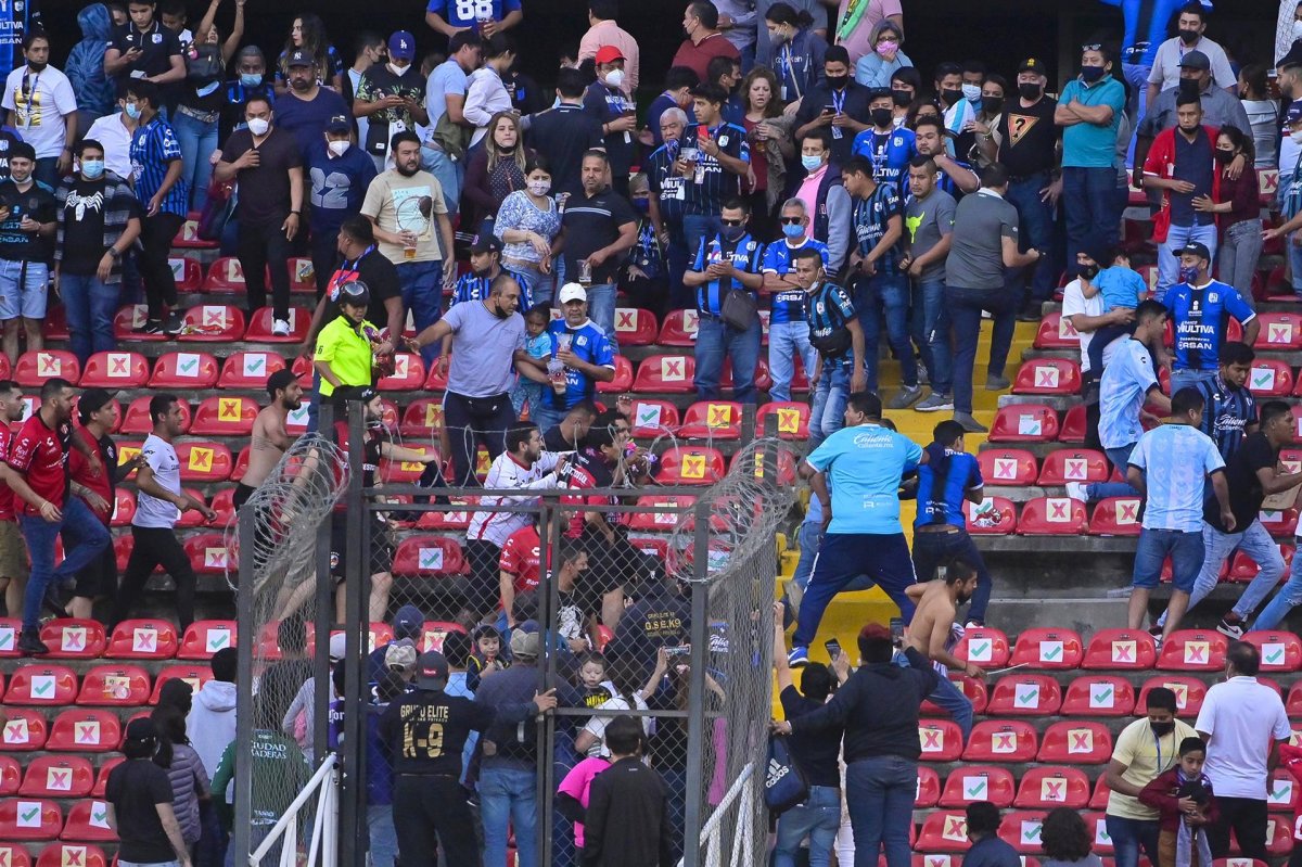 Capturan a diez señalados por violencia en partido de fútbol en México Los jugadores y el técnico ayudaron a algunos aficionados del Atlas a resguardarse en el vestidor de los ataques de los hinchas locales.