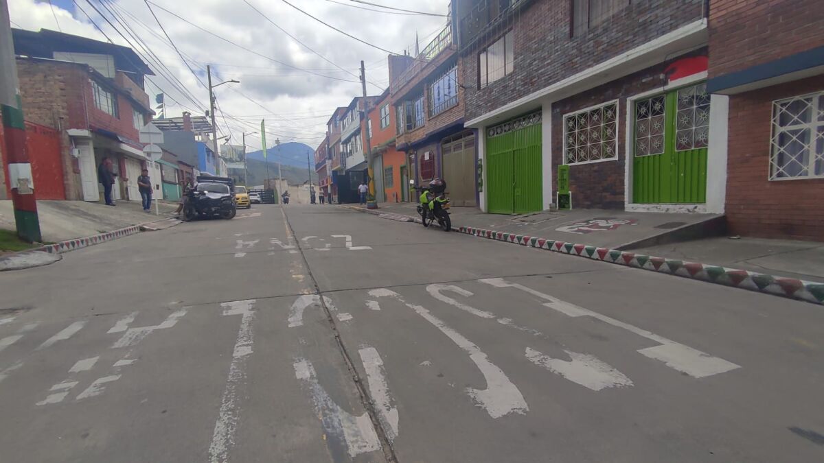 LE DISPARARON EN SU CARRO 1 LE DISPARARON EN SU CARRO Una ráfaga de ‘plomo’ llovió en los albores del barrio El Mirador, la noche de este viernes, en la localidad de Rafael Uribe. La tronadera despertó a varios residentes curiosos que se asombraron al ver el teatro de muerte que ocasionó un par de sicarios en su cuadra que da a la Diagonal 48K Sur con Transversal 6B Bis.