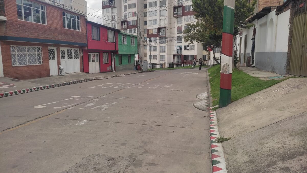 LE DISPARARON EN SU CARRO 2 LE DISPARARON EN SU CARRO Una ráfaga de ‘plomo’ llovió en los albores del barrio El Mirador, la noche de este viernes, en la localidad de Rafael Uribe. La tronadera despertó a varios residentes curiosos que se asombraron al ver el teatro de muerte que ocasionó un par de sicarios en su cuadra que da a la Diagonal 48K Sur con Transversal 6B Bis.