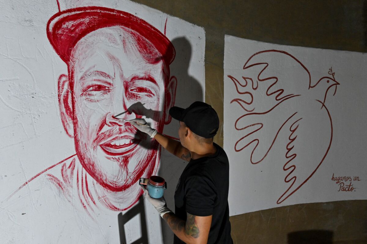 Artista dibuja con sangre humana un mural de Residente Un joven artista en Cali decidió homenajear a los líderes sociales de todo el país, por lo que en su más reciente obra utilizó sangre humana para pintar un retrato del rapero René Pérez Joglar, más conocido como Residente en la industria musical, para así resaltar su liderazgo en toda Latinoamérica.