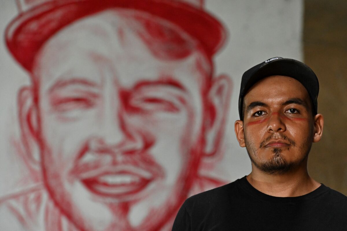 Artista dibuja con sangre humana un mural de Residente 1 Artista dibuja con sangre humana un mural de Residente Un joven artista en Cali decidió homenajear a los líderes sociales de todo el país, por lo que en su más reciente obra utilizó sangre humana para pintar un retrato del rapero René Pérez Joglar, más conocido como Residente en la industria musical, para así resaltar su liderazgo en toda Latinoamérica.