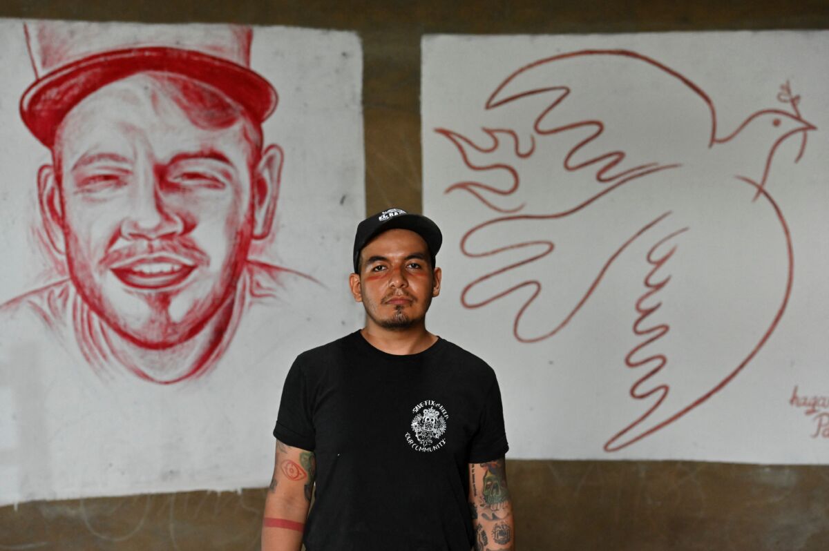 Artista dibuja con sangre humana un mural de Residente 2 Artista dibuja con sangre humana un mural de Residente Un joven artista en Cali decidió homenajear a los líderes sociales de todo el país, por lo que en su más reciente obra utilizó sangre humana para pintar un retrato del rapero René Pérez Joglar, más conocido como Residente en la industria musical, para así resaltar su liderazgo en toda Latinoamérica.