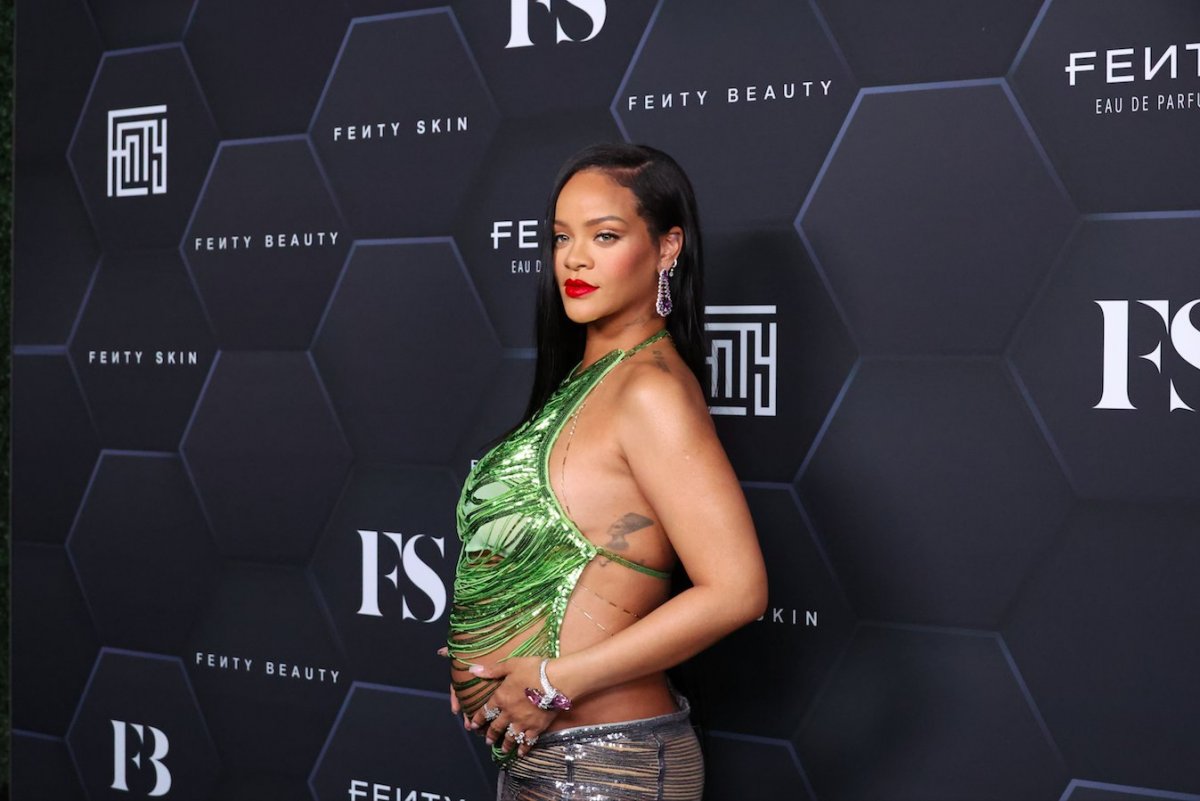 Rihanna, una embarazada con mucho estilo 1 Rihanna, una embarazada con mucho estilo Desde que Rihanna anunció que estaba embarazada (31 de enero) sorprendió a más de uno. Pero la cosa no quedó ahí, ya que la cantante se volvió toda una gurú de moda de las embarazas… mejor dicho, ha demostrado que una barriguita no es ningún impedimento para verse muy chic. Y es que cada semana la interprete de ‘Umbrella’ sorprende con una pinta nueva: sexy, rumbera, llamativa o muy a la moda.