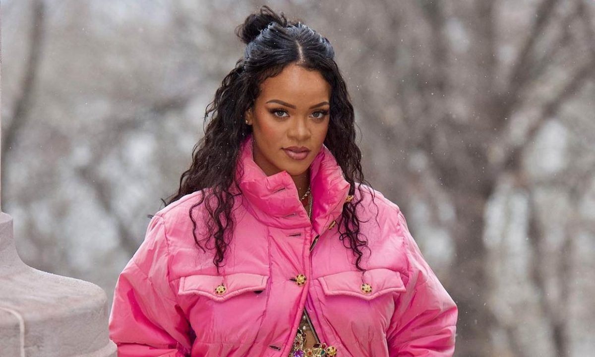 Rihanna, una embarazada con mucho estilo 9 Rihanna, una embarazada con mucho estilo Desde que Rihanna anunció que estaba embarazada (31 de enero) sorprendió a más de uno. Pero la cosa no quedó ahí, ya que la cantante se volvió toda una gurú de moda de las embarazas… mejor dicho, ha demostrado que una barriguita no es ningún impedimento para verse muy chic. Y es que cada semana la interprete de ‘Umbrella’ sorprende con una pinta nueva: sexy, rumbera, llamativa o muy a la moda.