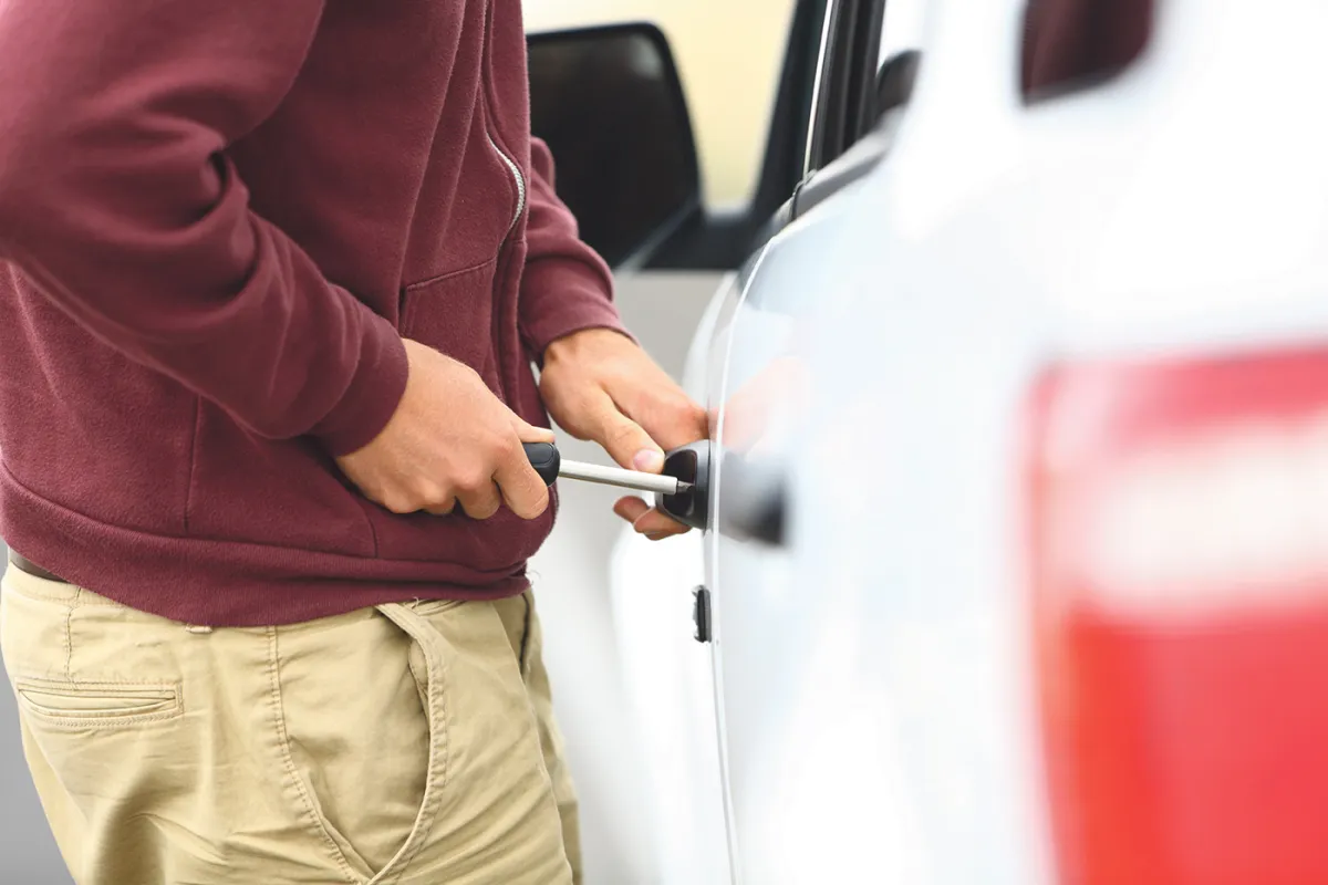 Joven en San Cristóbal se emborrachó, robó un carro y se entregó ante las autoridades El pasado 27 de marzo en horas de la mañana, en la localidad de San Cristóbal, un joven de tan solo 21 años de edad, fue protagonista del hurto de un automóvil en aparente estado de ebriedad. Luego de caer en cuenta de la gravedad de los hechos, tomó la decisión de entregarse ante las autoridades.