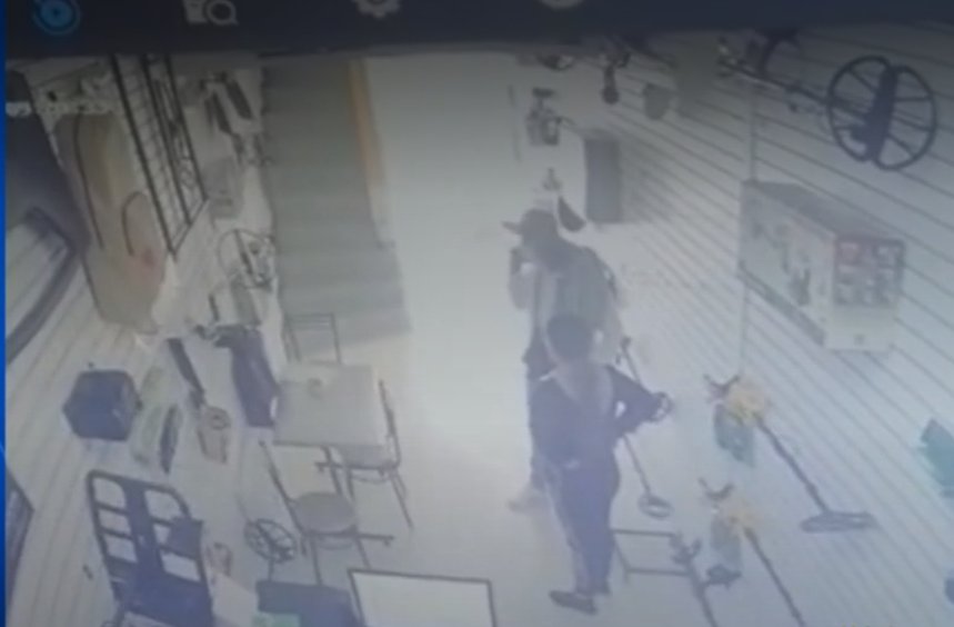 Con brutal fuerza, mujer sacó corriendo a ladrón que quería asaltarla 6 Con brutal fuerza, mujer sacó corriendo a ladrón que quería asaltarla En un acto de defensa propia, una mujer en el barrio Normandía sacó corriendo a un ladrón que pretendía robarle el dinero del negocio que administraba, además de unos cuantos implementos de seguridad que ella comercializa.