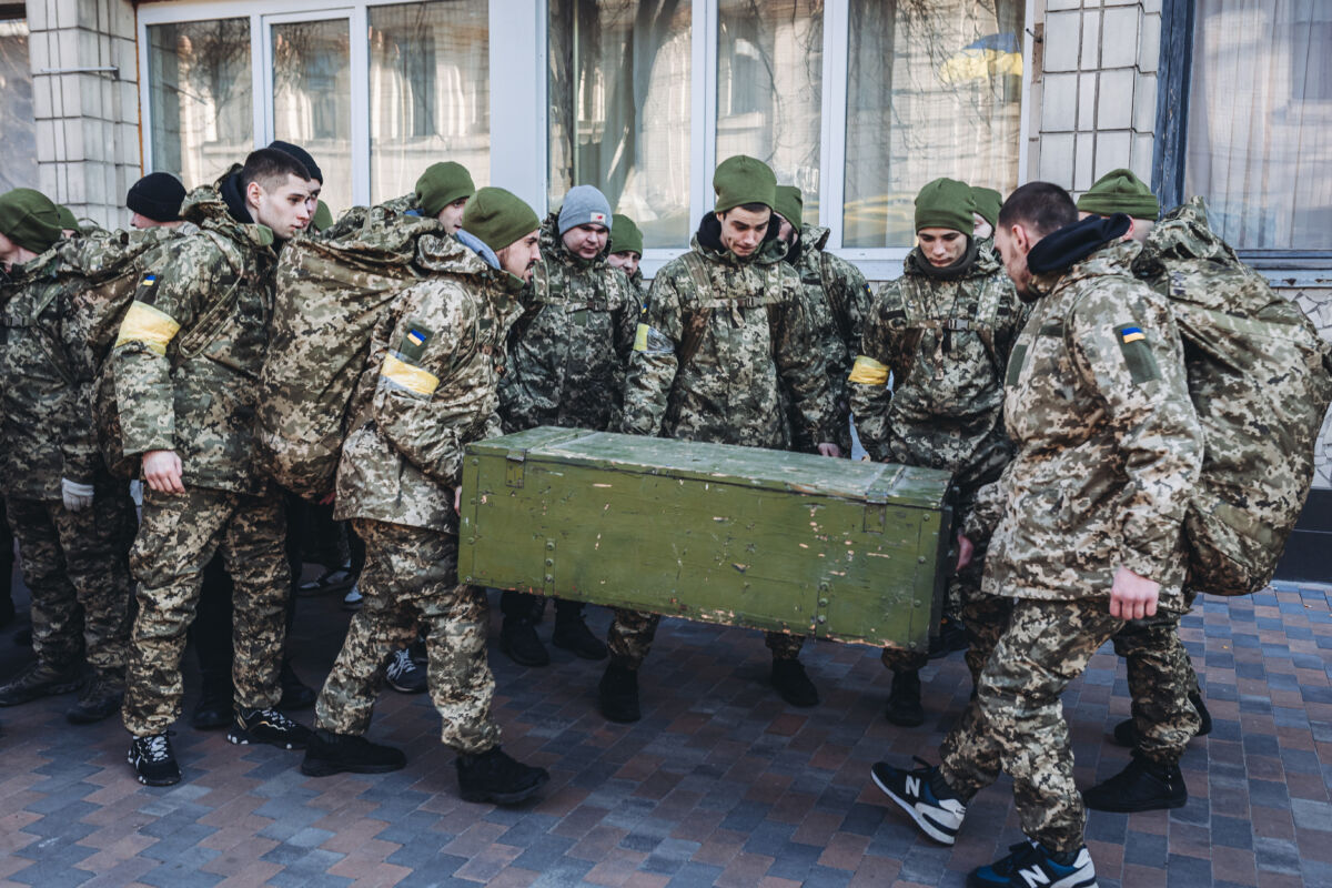 Rusia reducirá "drásticamente" sus operaciones militares en Ucrania 1 Rusia reducirá "drásticamente" sus operaciones militares en Ucrania El Gobierno de Rusia ha anunciado este martes que "reducirá drásticamente" sus operaciones militares contra la capital de Ucrania, Kiev, y la ciudad de Chernígov tras unas conversaciones "constructivas" con Ucrania en la ciudad turca de Estambul.