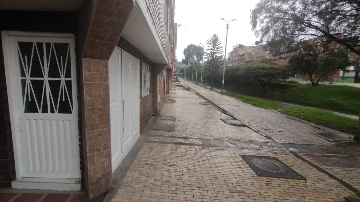 A pico de botella matan a menor en San Cristóbal El saco blanco que llevaba puesto Jhonatan Stiven Garcés, un muchacho de apenas 17 años, estaba empapado por su propia sangre la noche de este domingo, luego de ser víctima de un grave acto de intolerancia que terminó con su deceso. El violento episodio ocurrió a las afueras de un bar del sector de Guacamayas, en San Cristóbal. Tras el hecho, un joven fue capturado por su responsabilidad en el crimen del menor de edad.