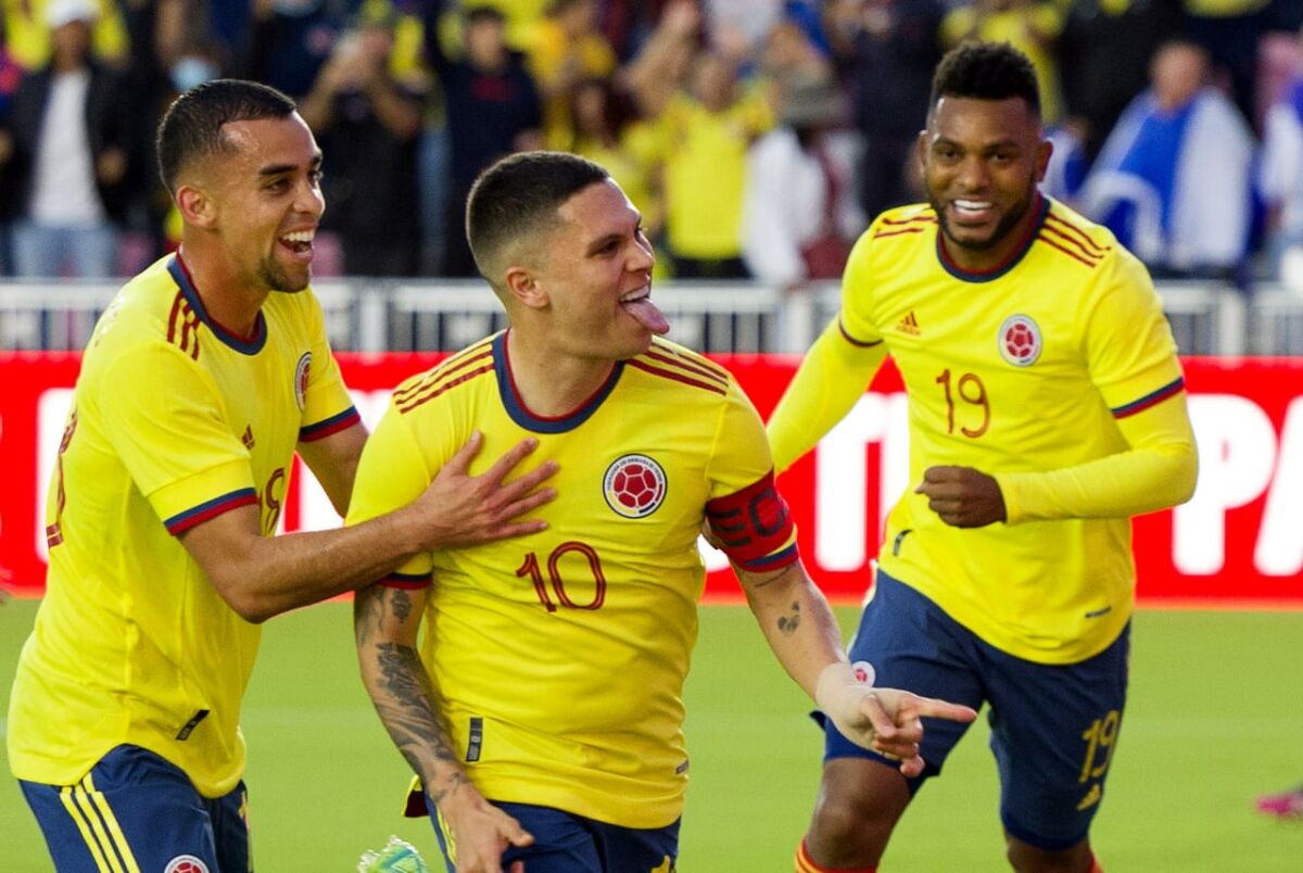 Luis Díaz, Luis Muriel y Luis Sinisterra, los tocayos comandarán el ataque ante Bolivia Hace instantes el técnico Reinaldo Rueda reveló la nómina titular con la que la Selección Colombia enfrentará a Bolivia a las 6:30 p. m. en el Estadio Metropolitano de Barranquilla, por la fecha 17 de las Eliminatorias al Mundial de Catar 2022.