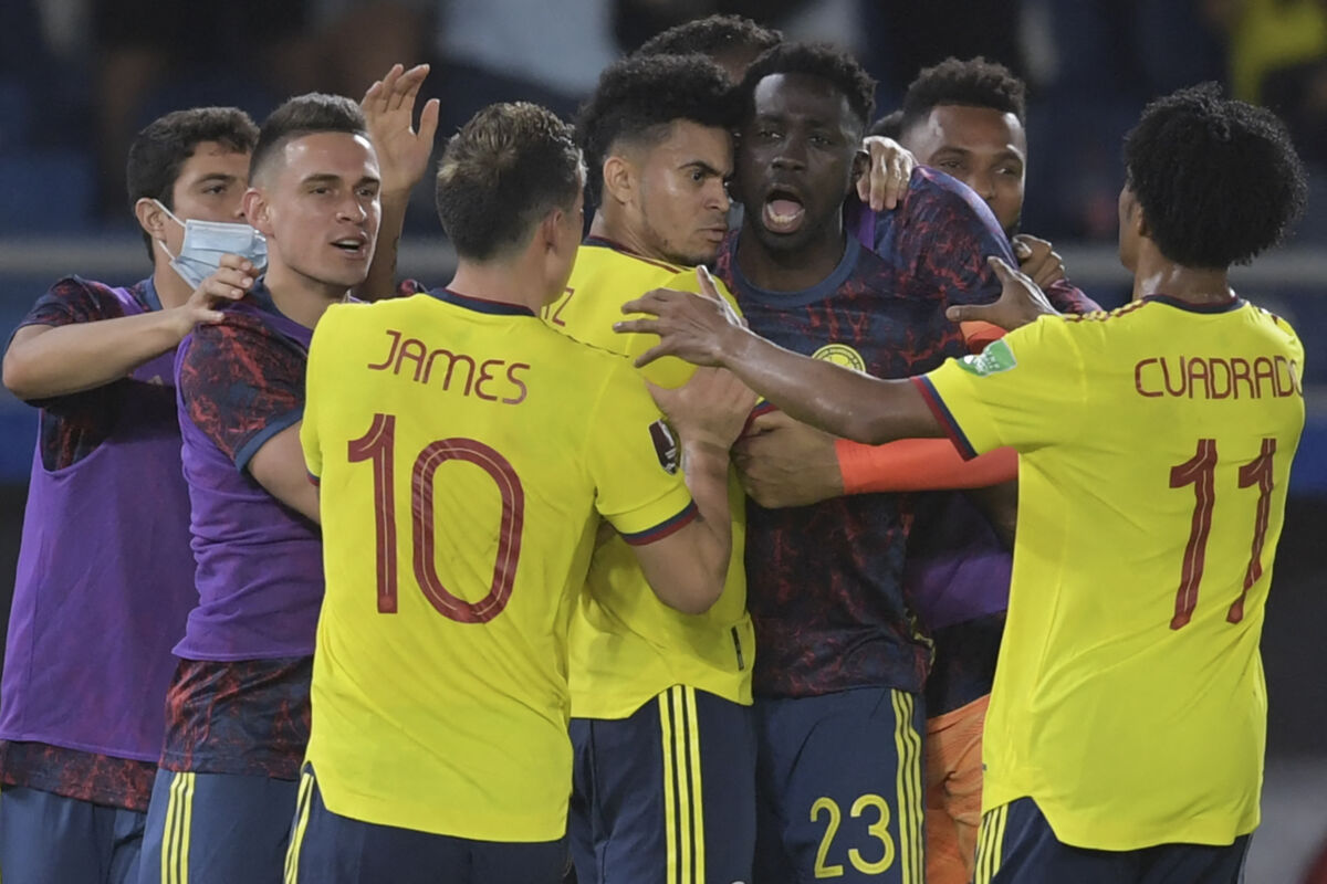 Goleamos a Bolivia y sigue el sueño de ir a Catar 2 Goleamos a Bolivia y sigue el sueño de ir a Catar Después de un segundo tiempo lleno jugadas y tres golazos de Díaz, Uribe y Borja, la Selección Colombia venció 3-0 a Bolivia en la fecha 17 de la Eliminatoria Suramericana al Mundial Catar 2022.
