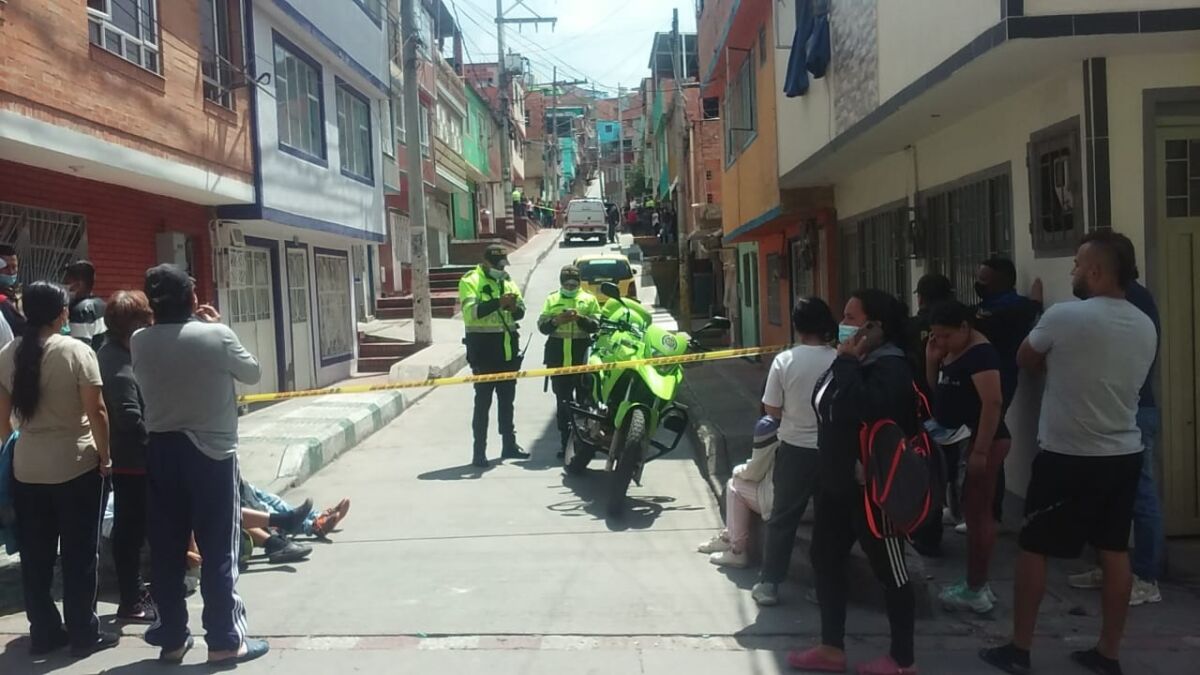 Asesinan de dos tiros a taxista en el barrio Manuela Beltrán 2 Asesinan de dos tiros a taxista en el barrio Manuela Beltrán Desgonzado contra la cabrilla del taxi que llevaba apenas un par de horas conduciendo, con la cara mirando hacia el costado derecho dejando ver los dos orificios de las balas en su cabeza y con los ojos cerrados, se observaba por la ventana del puesto del conductor, la tarde de ayer, el cuerpo de Manuel Ignacio Romero Peña.