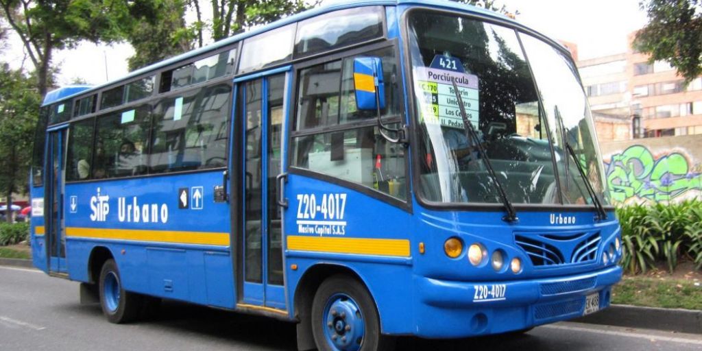En atraco masivo a bus del SITP dejan herido un pasajero 1 En atraco masivo a bus del SITP dejan herido un pasajero En Bogotá los pillos continúan haciendo de las suyas y despojando a los ciudadanos de sus pertenencias. En recientes horas los perjudicados fueron los pasajeros de un bus del SITP, quienes fueron víctimas de los atracadores cuando pasaban por la Calle 63 entre la Carrera 50 y la Carrera 68, en la localidad de Barrios Unidos.